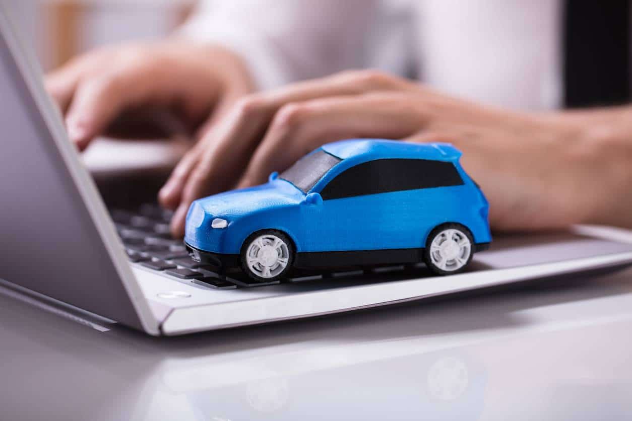 Un internaute sur le site d'un comparateur d'assurance auto