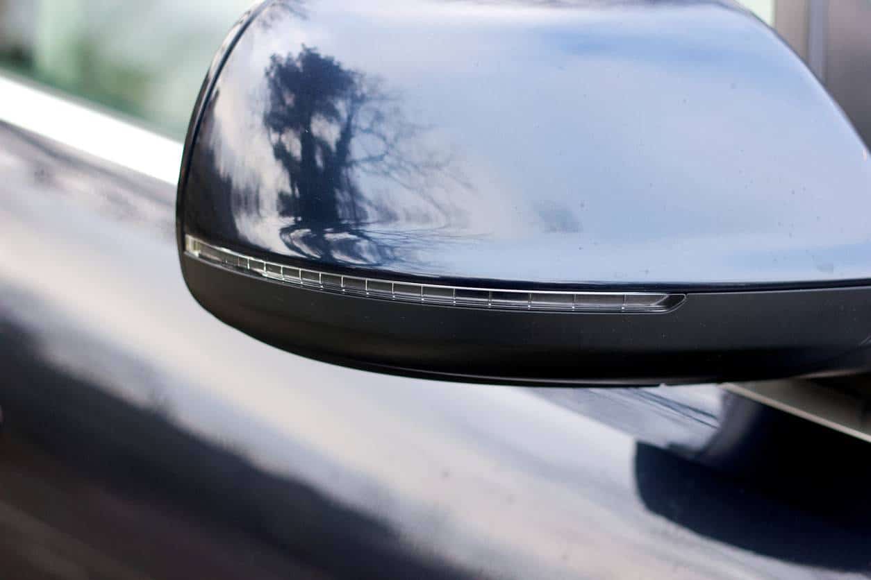 Le rétroviseur d'une Audi